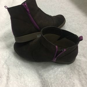 Stride Rite brown suede Girls size 4 wide